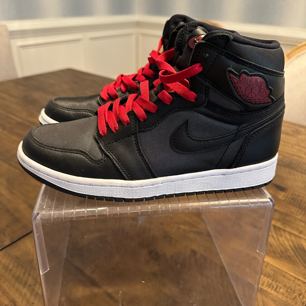 Like New Nike Black and Red Satin Retro High-Tops Men’s 7 Women’s 8.5/9